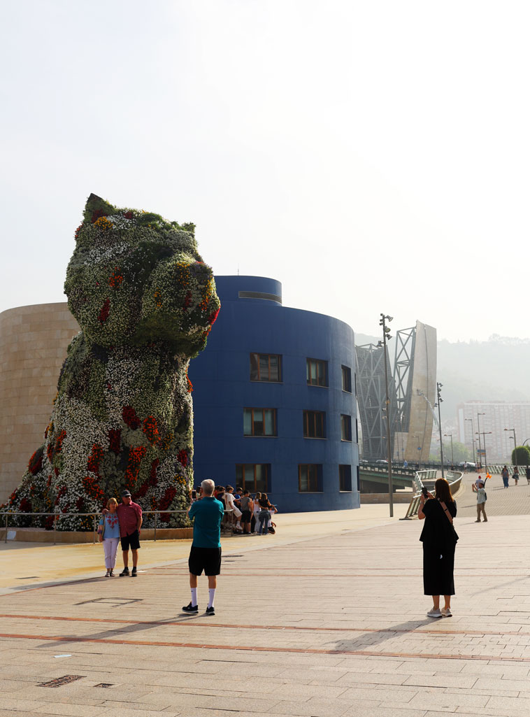 Puppy by Jeff Koons (stage left with tourists)